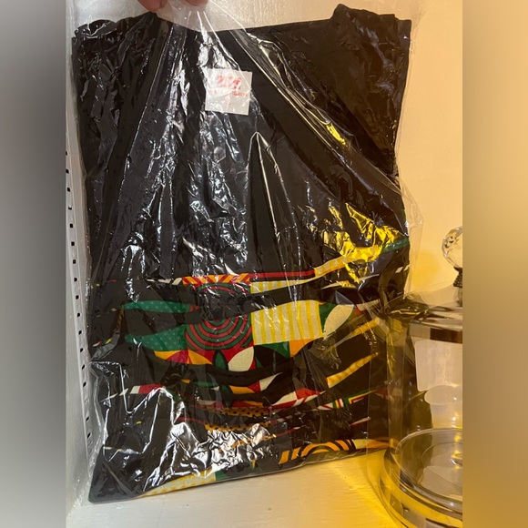 100% authentic African Ankara print T-shirt design. Made in Ghana 🇬🇭 . - Picture 5 of 8